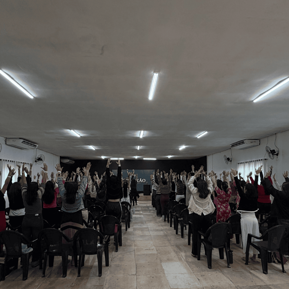 Congregação em adoração com as mãos levantadas durante o Conexão SOA